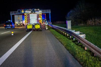 A81/Pleidelsheim: LKW streift abgesichertes Pannenfahrzeug - eine Leichtverletzte
